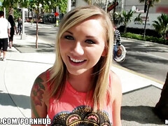 Sucer une bite, En levrette, Hard, Hd, Jeans, Jupe, Tatouage, Ados anal