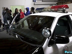 Gros seins, Sucer une bite, Brunette brune, Gorge profonde, Partouze, Interracial, Fille latino, Actrice du porno