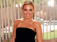 18 ans, Gros cul, Grosse bite, Blonde, En levrette, Seins naturels, Cheveux courts, Adolescente