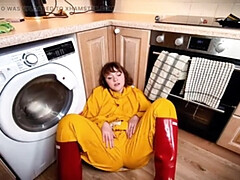 18 jahre, Leie, Britisch, Viele männer bespritzen eine frau, Puppe, Pissen, Schlampe, Jungendliche (18+)