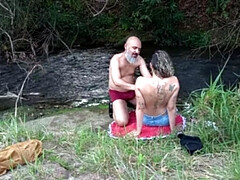 Gros cul, Sucer une bite, Attrapée, Couple, Ferme, De plein air, Public, Suçant