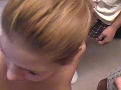 Enthousiasteling, Lieveling, Blond, Pijpbeurt, Sperma shot, Sperma in gezicht, Masturbatie, Trio