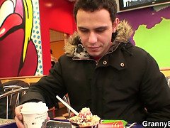 Schönheit, Blondine, Geile alte tussi, Kehlenfick, Handjob, Reif, Milf, Stiefmutter