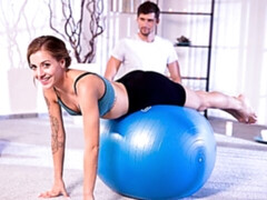 Grosse bite, Sucer une bite, En levrette, Gym, Léchez, Chatte, Cheveux courts, Adolescente