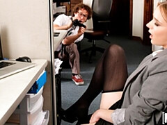 Grosser schwanz, Hundestellung, Büro, Rotschopf, Kurzes haar, Strümpfe, Jungendliche (18+), Titten