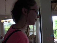Brunette brune, Petite amie, Lunettes, Nue, Public, Chatte, Fumer, Chaussettes