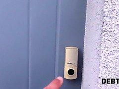 Debt4k. una giovane ragazza disoccupata è pronta a scopare per i suoi vestiti nuovi