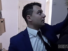 DEBT4k. Entzückende Braut reitet fremden Schwanz, um große Schulden