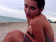 18 ans, Sucer une bite, Brunette brune, Faciale, Cheveux courts, Maigrichonne, Adolescente, Nénés