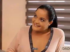 Daddy4k. viejo folla el coño afeitado de sus hijastros provocando a la novia húngara