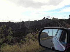 Morena, Penetracion con dedos, Despelote, Orgasmo, Al aire libre, Público, Fumando, Chorro
