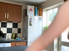 Grosse titten, Britisch, Braunhaarige, Dildo, Hd, Küche, Jungendliche (18+), Spielzeuge