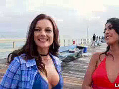 Américain, Plage, Fille latino, Lesbienne, Public, Jouets
