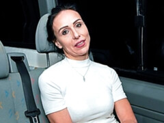 Grosser arsch, Grosser schwanz, Grosse titten, Blasen, Braunhaarige, Auto, Milf, Strümpfe