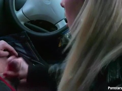 Amateur, Blonde, Sucer une bite, Voiture, Branlette thaïlandaise, Jeans, Cuir, Public