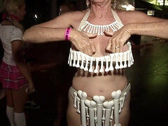 Grosse titten, Blondine, Vollbusig, Gruppe, Hd, Reif, Im freien, Öffentlich