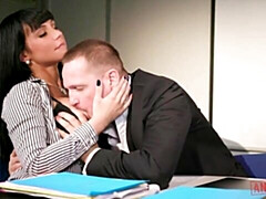 Gros cul, Grosse bite, Gros seins, Sucer une bite, Brunette brune, En levrette, Mère que j'aimerais baiser, Bureau