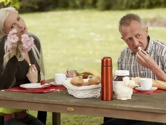 Cul, Gros seins, Blonde, En levrette, Branlette thaïlandaise, Léchez, De plein air, Adolescente