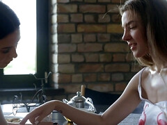 Amateur, Brunette brune, Plantureuse, Doigter, Pénétrer avec le poing, Petite amie, Seins naturels, Nénés