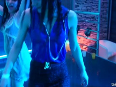 ブロンド, 衣服着たままセックス, クラブ, 顔射, 異人種間, オナニー, スインガー, 濡れ