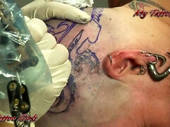 BlackwidowXXX getting a new head tattoo