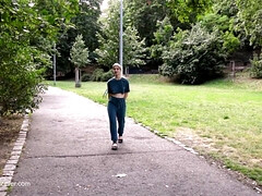 18 jaar, Enthousiasteling, Grote mammen, Blond, Jonge meid, Gek, Buiten, Openbaar