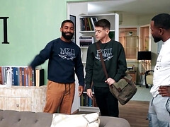 Cul, Lécher le cul, Sucer une bite, Brunette brune, Doigter, Homosexuelle, Interracial, Masturbation