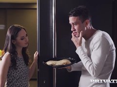 Sucer une bite, Brunette brune, Européenne, Faciale, Hard, Lingerie, Rasée, Nénés