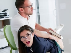 Sucer une bite, Brunette brune, En levrette, Lunettes, Branlette thaïlandaise, Claque, Adolescente, Nénés