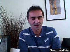 Braunhaarige, Geile alte tussi, Reif, Milf, Mutti, Realität, Stiefmutter, Flotter dreier