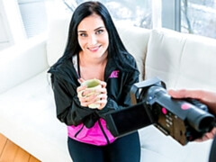 Sucer une bite, Brunette brune, Branlette thaïlandaise, Hard, Mère que j'aimerais baiser, Claque, Tatouage, Nénés