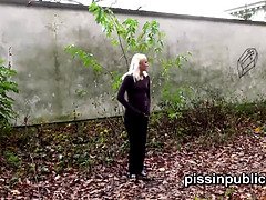 Arsch, Blondine, Stiefel, Braunhaarige, Jeans, Im freien, Pissen, Jungendliche (18+)