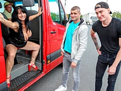 Grosse bite, Sucer une bite, Brunette brune, En levrette, Mamie, Talons, Seins naturels