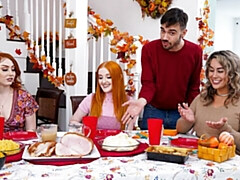 Grosse bite, Gros seins, Sucer une bite, En levrette, 2 femmes 1 homme, Rousse roux, Maigrichonne, Adolescente