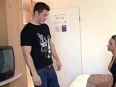 Bubi Freund der Schwester fickt das erste Mal in den Arsch