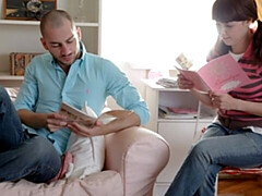 18 ans, Chambre à dormir, Gros cul, Grosse bite, Sucer une bite, Seins naturels, Adolescente, Nénés