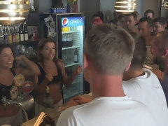 Braunhaarige, Handjob, Orgie, Party, Piercing, Rasiert, Entkleiden, Jungendliche (18+)