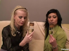 Blondine, Braunhaarige, Natürlich, Natürlichen titten, Pornostars, Satin, Strümpfe, Titten
