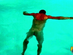 Sucer une bite, 2 femmes 1 homme, Français, Embrassement, Léchez, Seins naturels, Piscine, Chatte