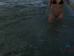 Amateur, Bikini, Morena, Semen en la boca, Público, Flaco, Fumando, Tetas