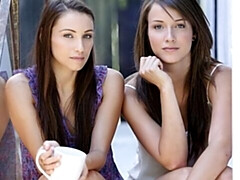 18 jaar, Grote kont, Bruinharig, Ondergoed, Masturbatie, Kut duiken, Geschoren, Tieten likken