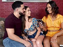 Спальня, Большой член, Минет, Собачьи, Две девушки, Натуральные сиськи, Молоденькие, Сиськи