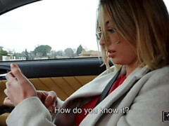 Blonde, Voiture, En levrette, Exhib, Seins naturels, Rasée, Tatouage, Adolescente