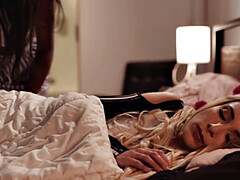 ベッドルーム, ブロンド, 茶髪の, 異人種間, レズビアン, なめる, 乳首, オマンコ