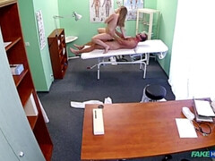 Hundestellung, Aufs gesicht abspritzen, Fingern, Lecken, Krankenschwester, Büro, Muschi, Uniform