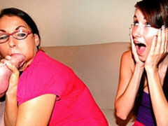 Blondine, Blasen, Sperma im mund, Frau frau mann, Brille, Lecken, Mutti, Rock