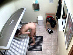 Brunette brune, Public, Chatte, Rasée, Solarium, Espionne, Tatouage, Voyeur