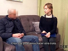 Debt4k. chica guapa con una gargantilla satisface la erección de los cobradores de deudas
