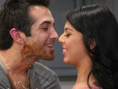 Cul, Sucer une bite, Faciale, Nourriture, Fille latino, Chatte, Tatouage, Nénés