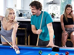 18 ans, Gros cul, Gros seins, Sucer une bite, En levrette, 2 femmes 1 homme, Maigrichonne, Adolescente